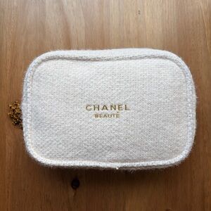 NEW Chanel Beaute Snowflake White
Gold Makeup Cosmetic Bag